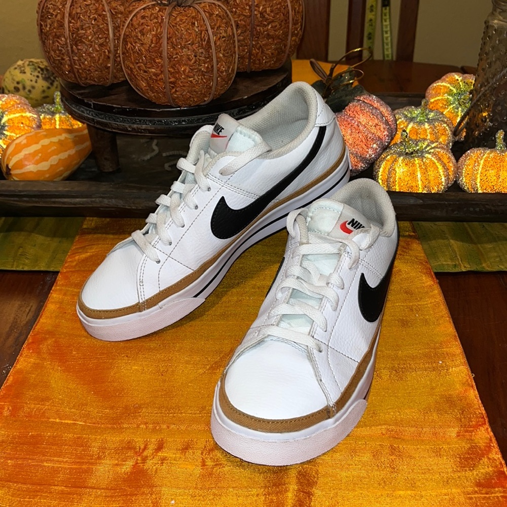NIKE ladies size 8 Court Legacy